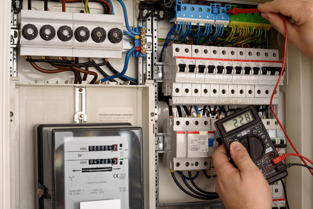 Elektriker am Sicherungskasten